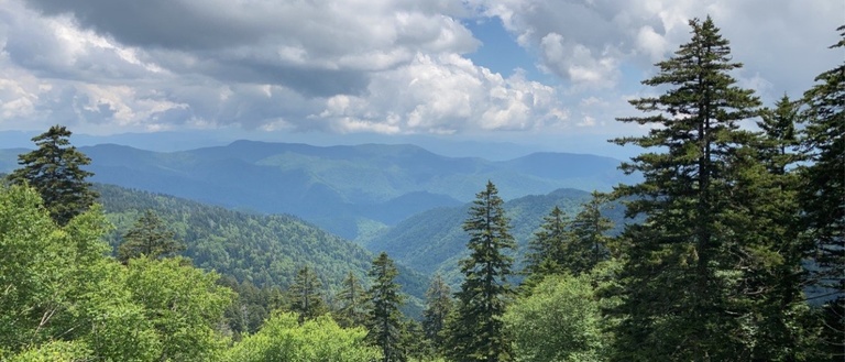Over look of mountains on a cloudy day.