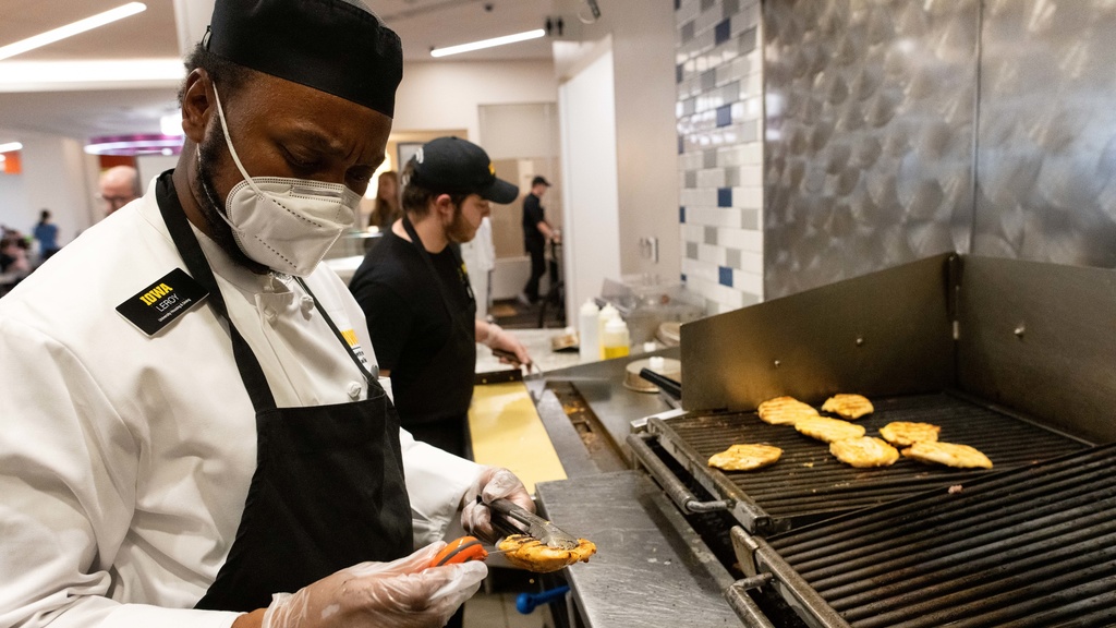UI employee prepares food for students