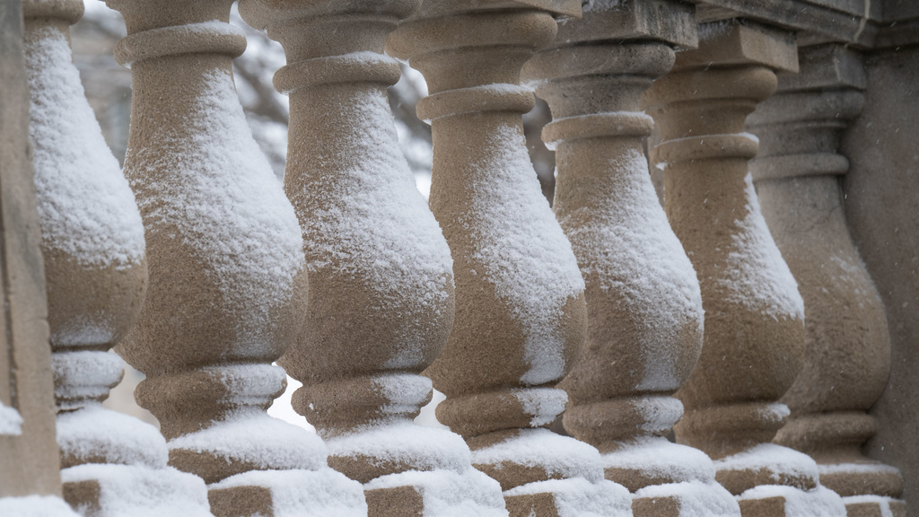 snow on columns
